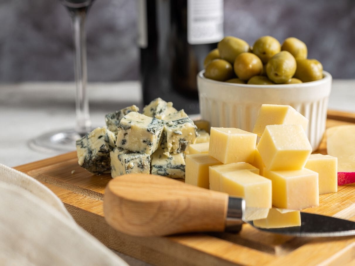 découvrez le lien entre le comté et le cholestérol. apprenez comment ce fromage savoureux peut s'intégrer dans une alimentation équilibrée tout en gérant votre taux de cholestérol. informations, conseils et recettes à portée de main !