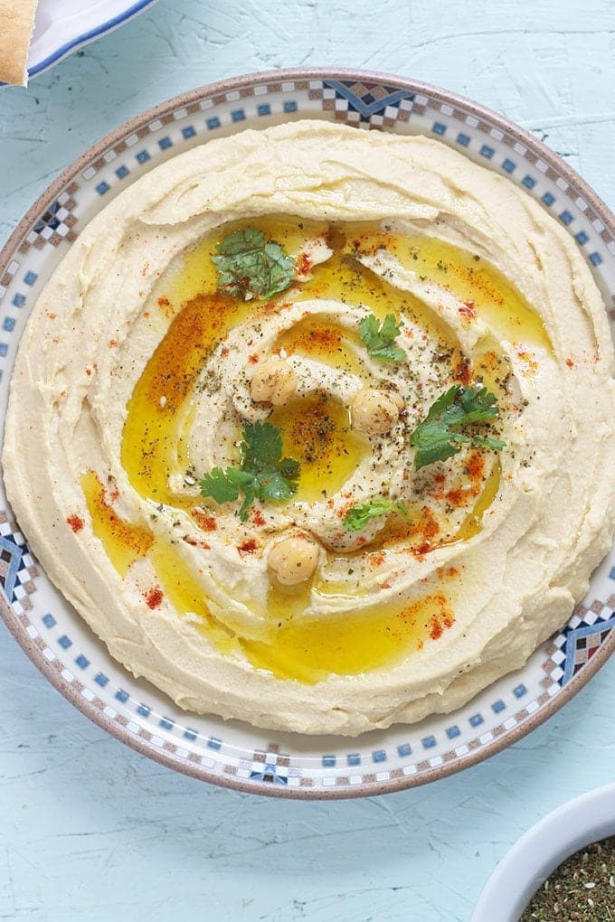 découvrez notre délicieuse recette de houmous d'été, fraîche et nourrissante, parfaite pour vos pique-niques et barbecues. un mélange savoureux de pois chiches, tahini et légumes de saison qui ravira vos invités et vous fera profiter des saveurs estivales.