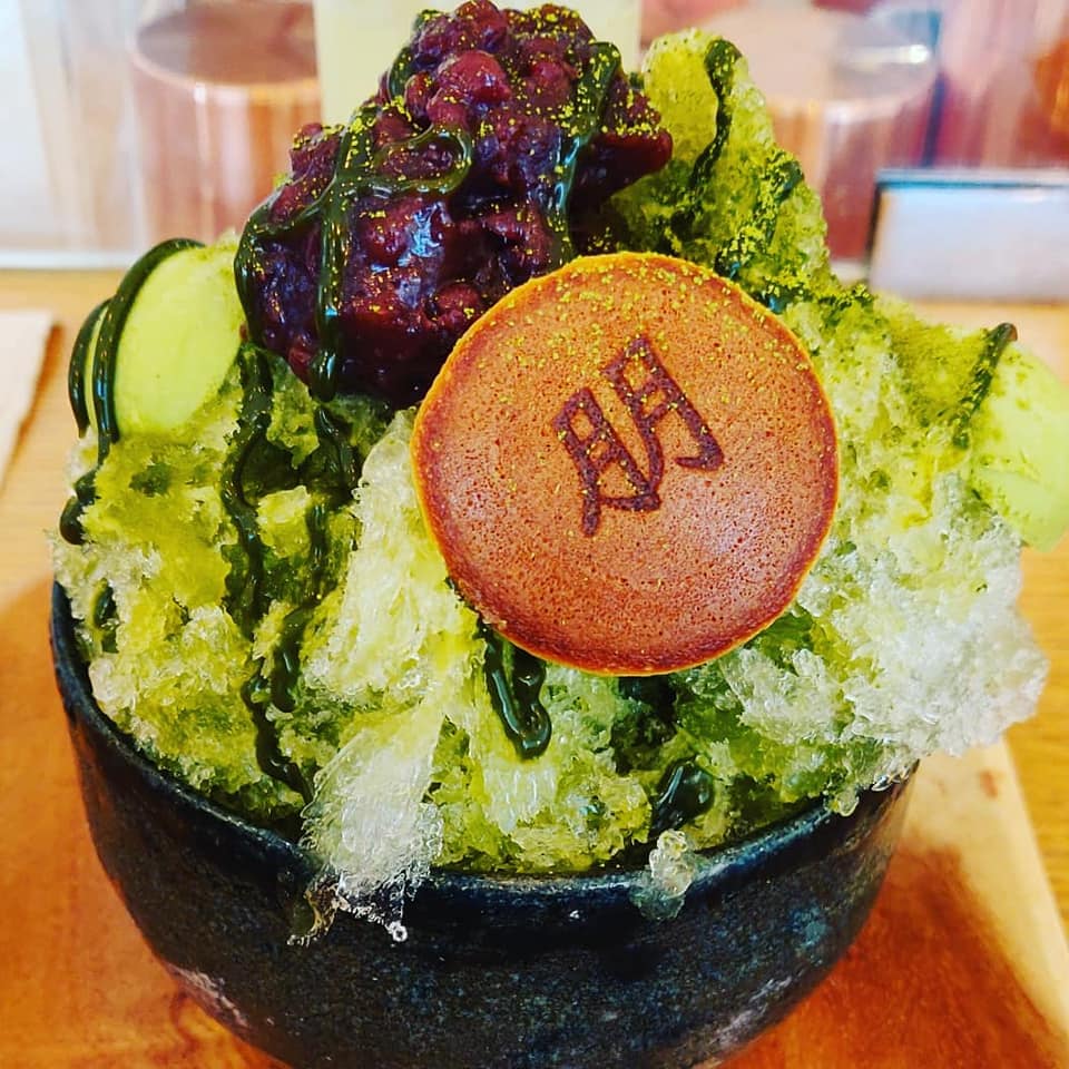découvrez notre sélection des meilleurs kakigori, ces délicieuses glaces japonaises, parfaites pour se rafraîchir lors des chaudes journées d'été. explorez des recettes authentiques et originales qui raviront vos papilles !