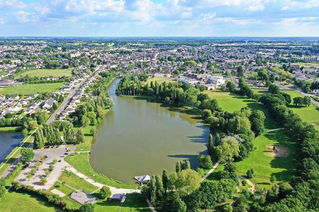 savourez un repas inoubliable avec une vue imprenable sur la loire. découvrez des plats raffinés inspirés des saveurs de la région, le tout dans un cadre enchanteur. parfait pour une escapade romantique ou un moment convivial entre amis.
