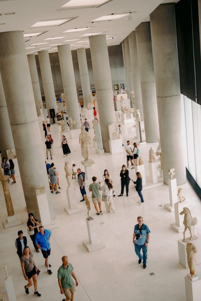 découvrez les adresses secrètes d'athènes : bars cachés, restaurants insolites, lieux historiques méconnus et spots confidentiels pour explorer la capitale grecque comme un véritable initié.
