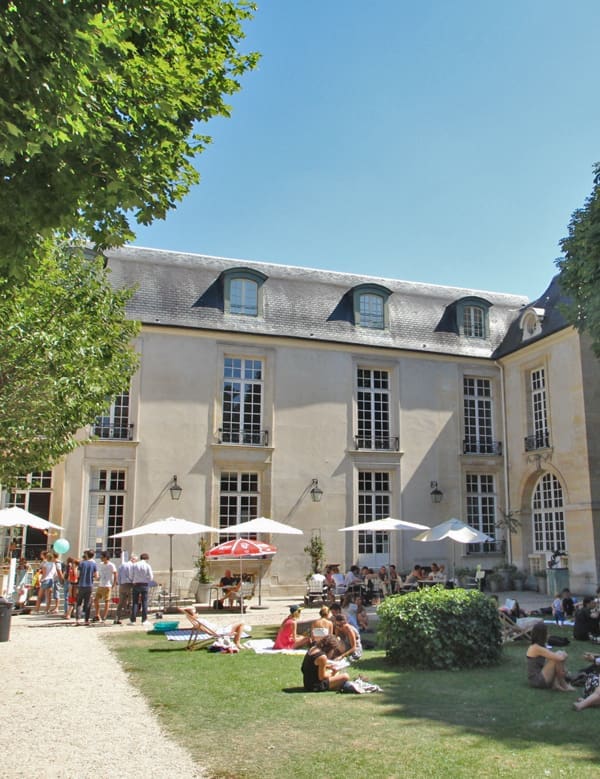 découvrez notre guide complet des meilleurs restaurants et logements du marais à paris. conseils, adresses incontournables et bons plans pour profiter pleinement de ce quartier emblématique.