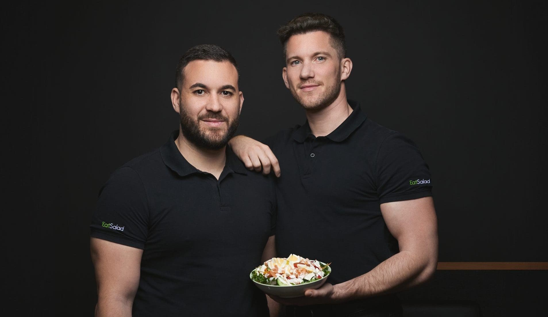 découvrez comment le cofondateur de eat salad a transformé son image et l'identité de la marque à travers un relooking moderne et audacieux. suivez son parcours inspirant !