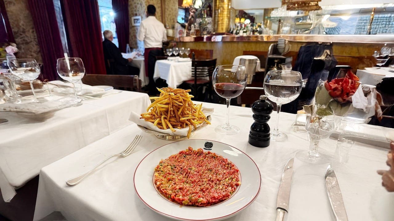 découvrez notre sélection des meilleurs steak tartares à paris, préparés avec des ingrédients frais et de qualité pour une expérience culinaire authentique.