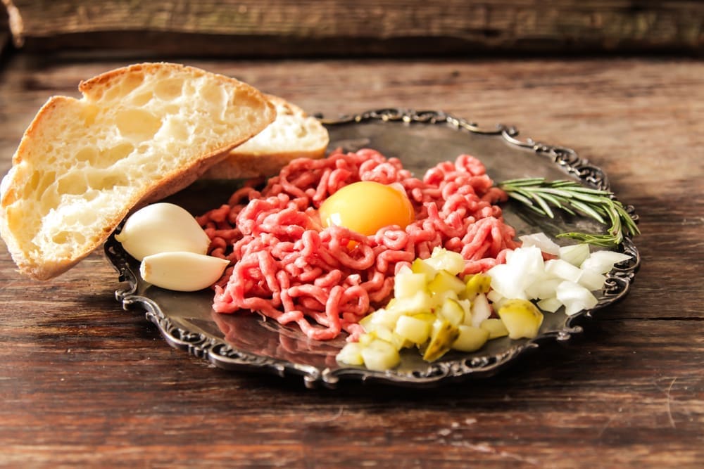 découvrez notre sélection des meilleurs steak tartares à paris, préparés avec des ingrédients frais et des recettes authentiques pour une expérience culinaire inoubliable.