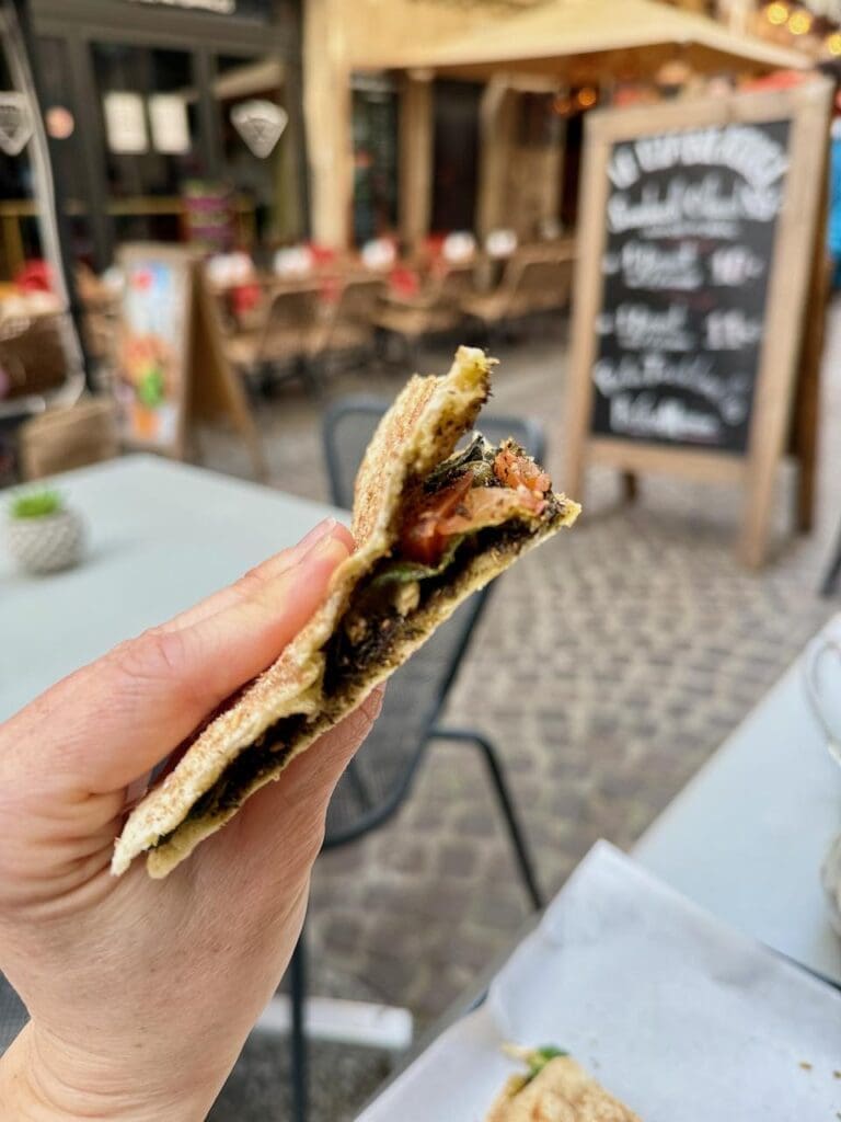 découvrez les meilleures options de street food à nantes pour moins de 15€, savourez des plats délicieux et abordables en plein cœur de la ville.