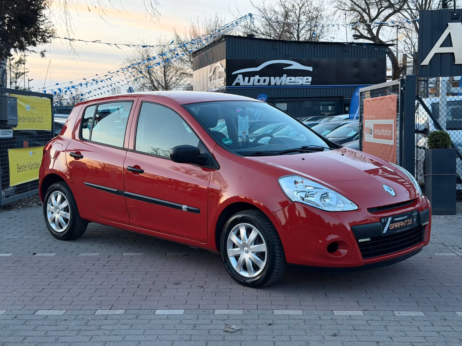 Voitures d'occasion alignées chez un vendeur automobile