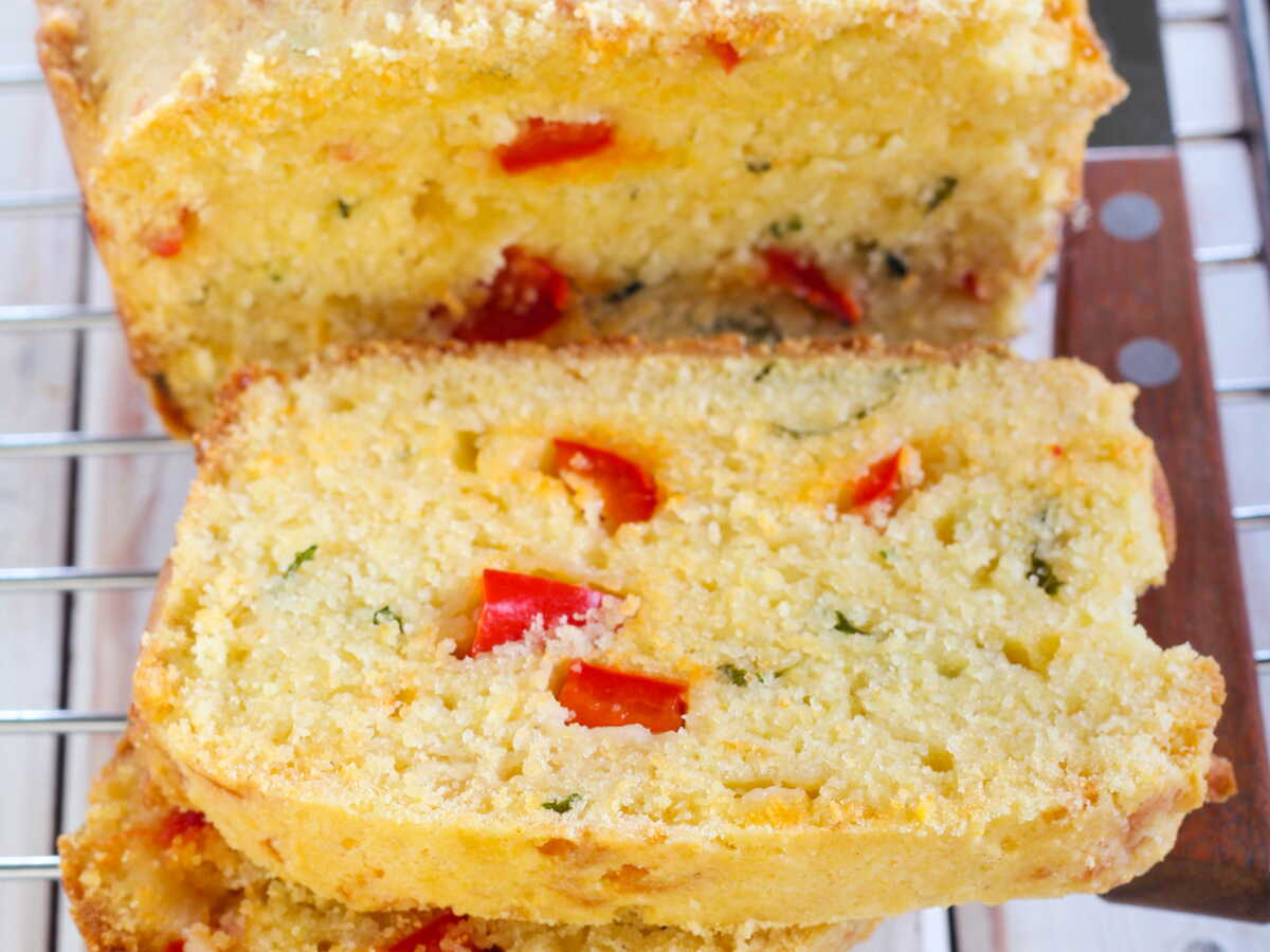 Cake au thon et aux olives moelleux coupé en tranches sur une planche en bois