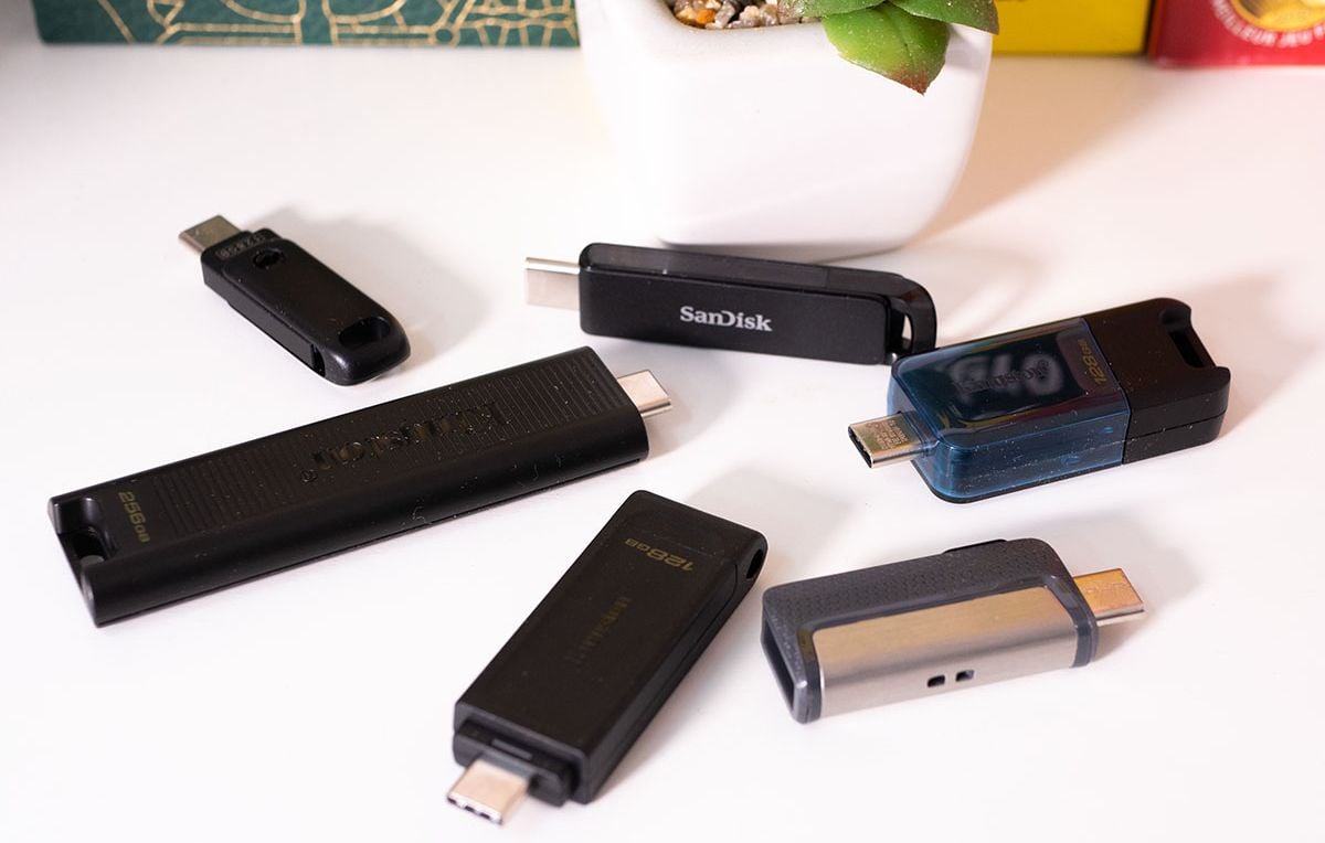 Clé USB argentée avec connecteur USB posée sur un bureau clair