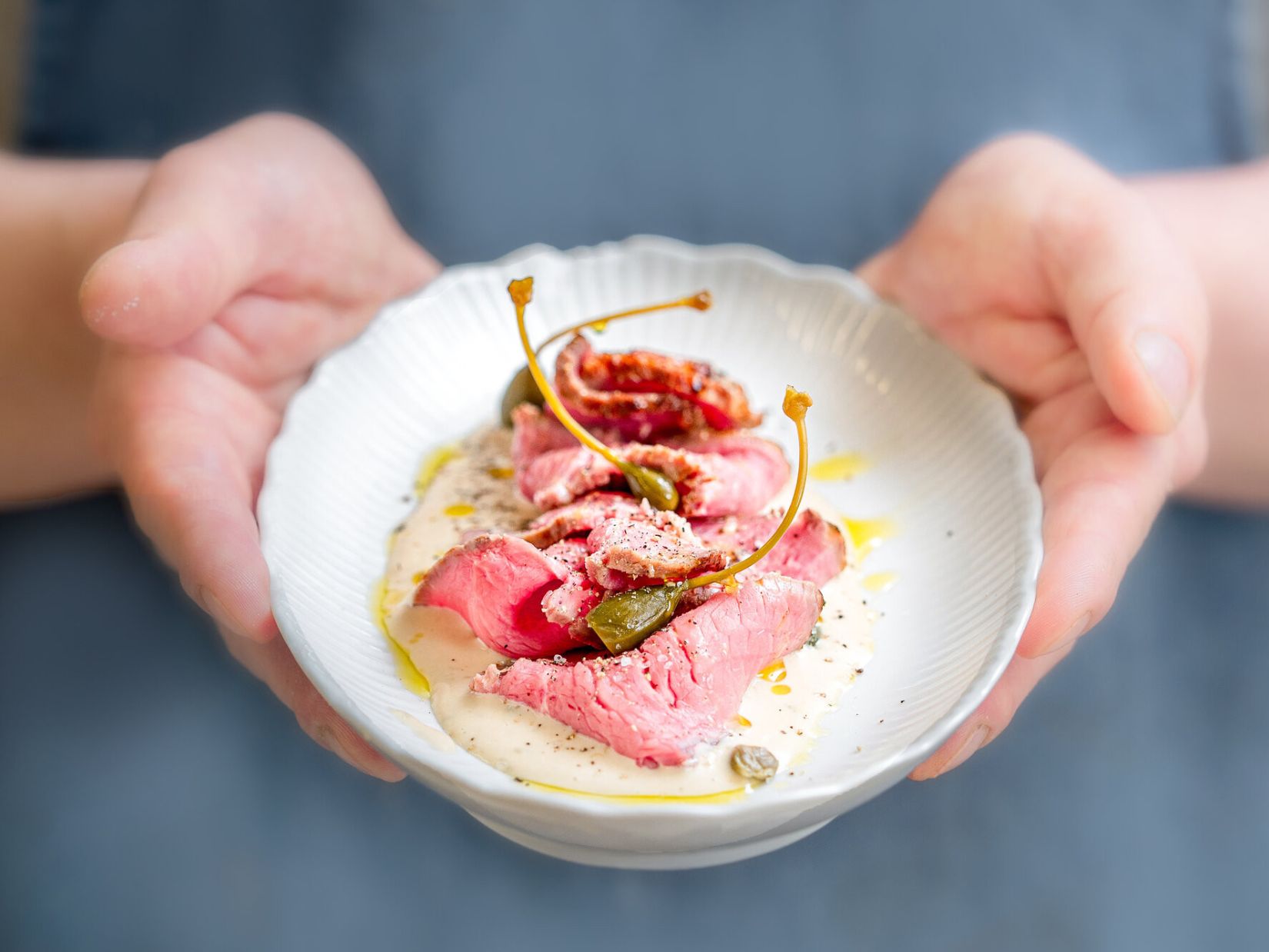 Vitello tonnato : fines tranches de veau froid nappées de sauce tonnata au thon, servies en entrée avec des câpres