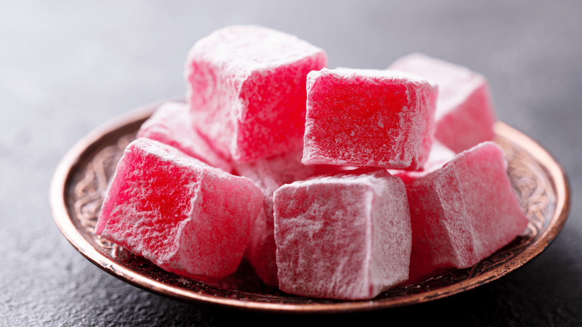 Loukoums turcs moelleux en cubes, saupoudrés de sucre glace avec des pistaches
