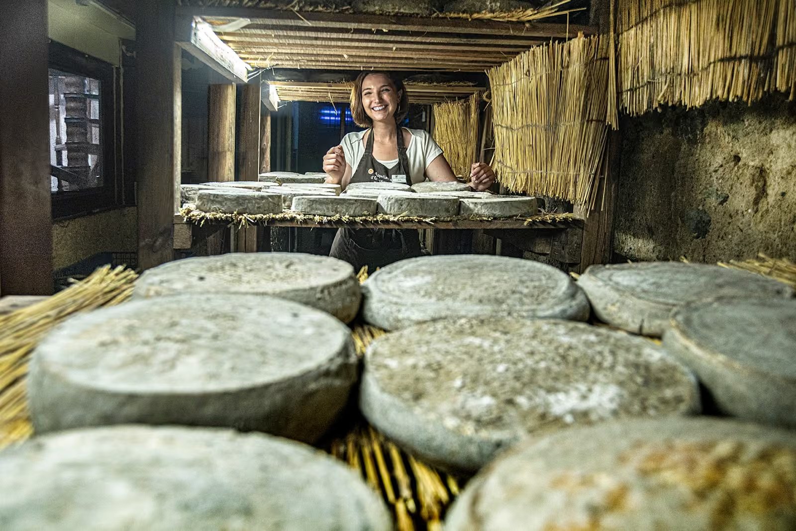 Fromage Saint-Nectaire AOP à pâte pressée non cuite sur une planche en bois