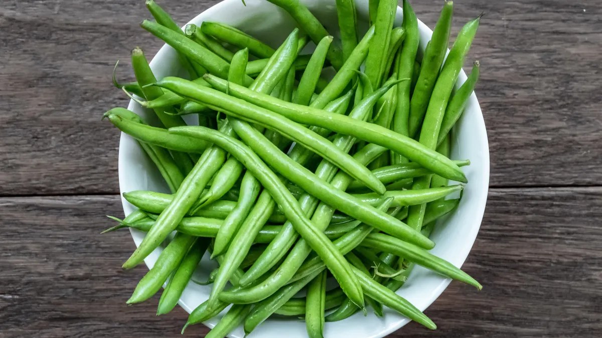Haricots verts frais prêts à être cuits dans une casserole