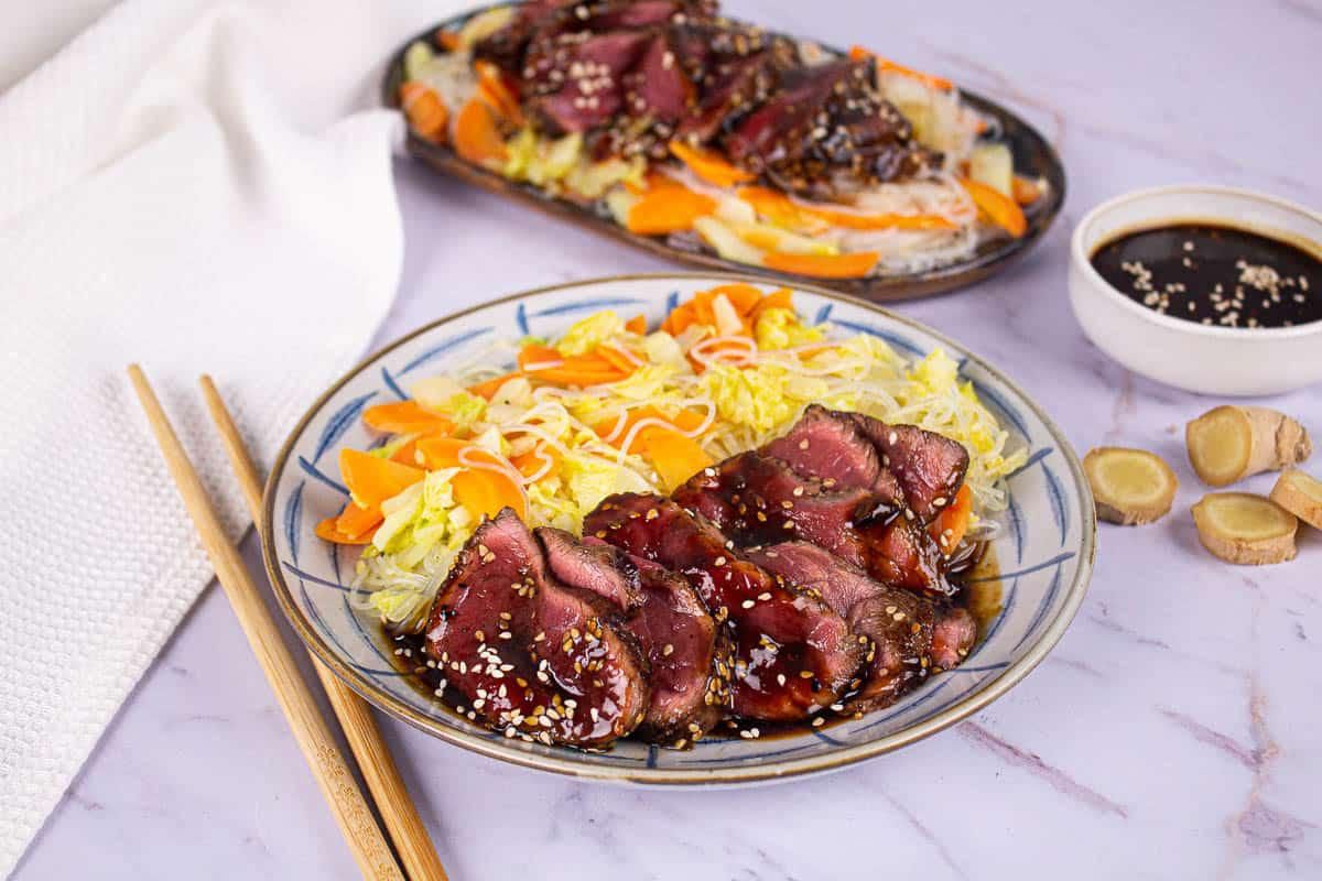 Tranches fines de tataki de bœuf marinées à la sauce soja et au gingembre