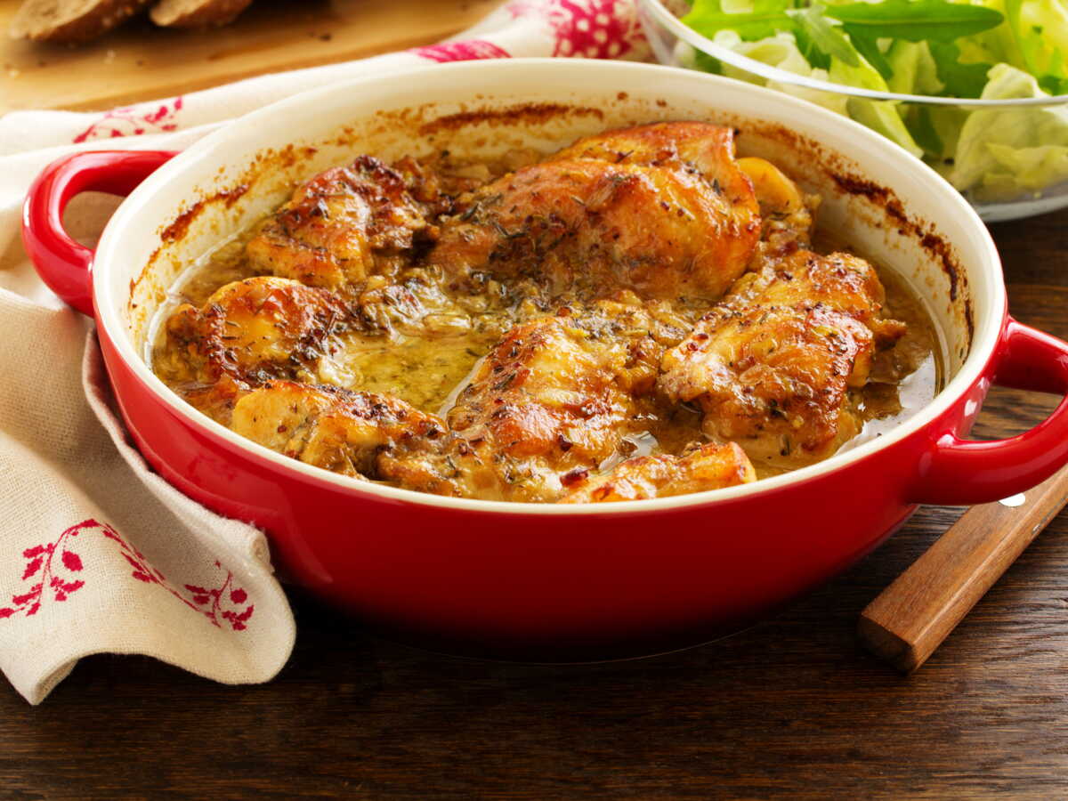 Lapin à la moutarde servi en cocotte avec sauce crémeuse