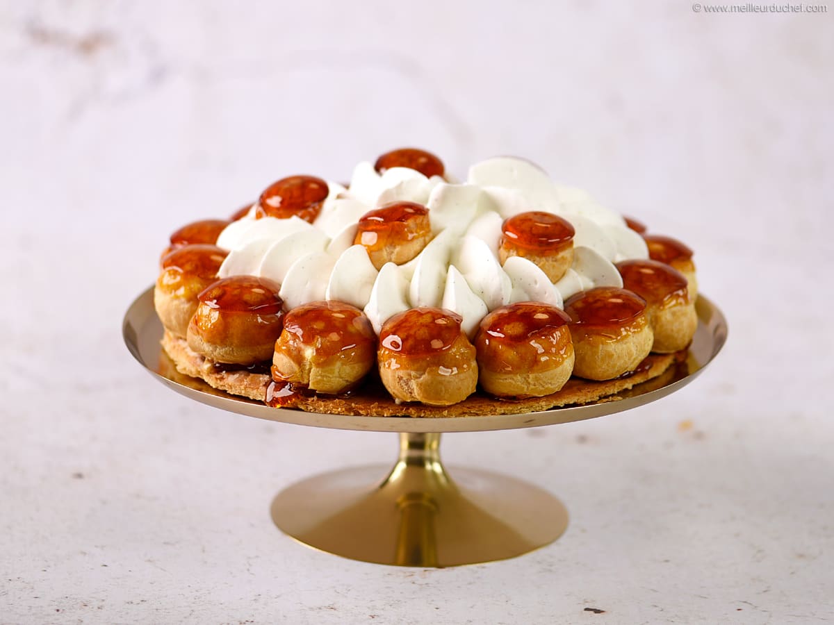 Saint-Honoré traditionnel garni de choux caramélisés et de crème