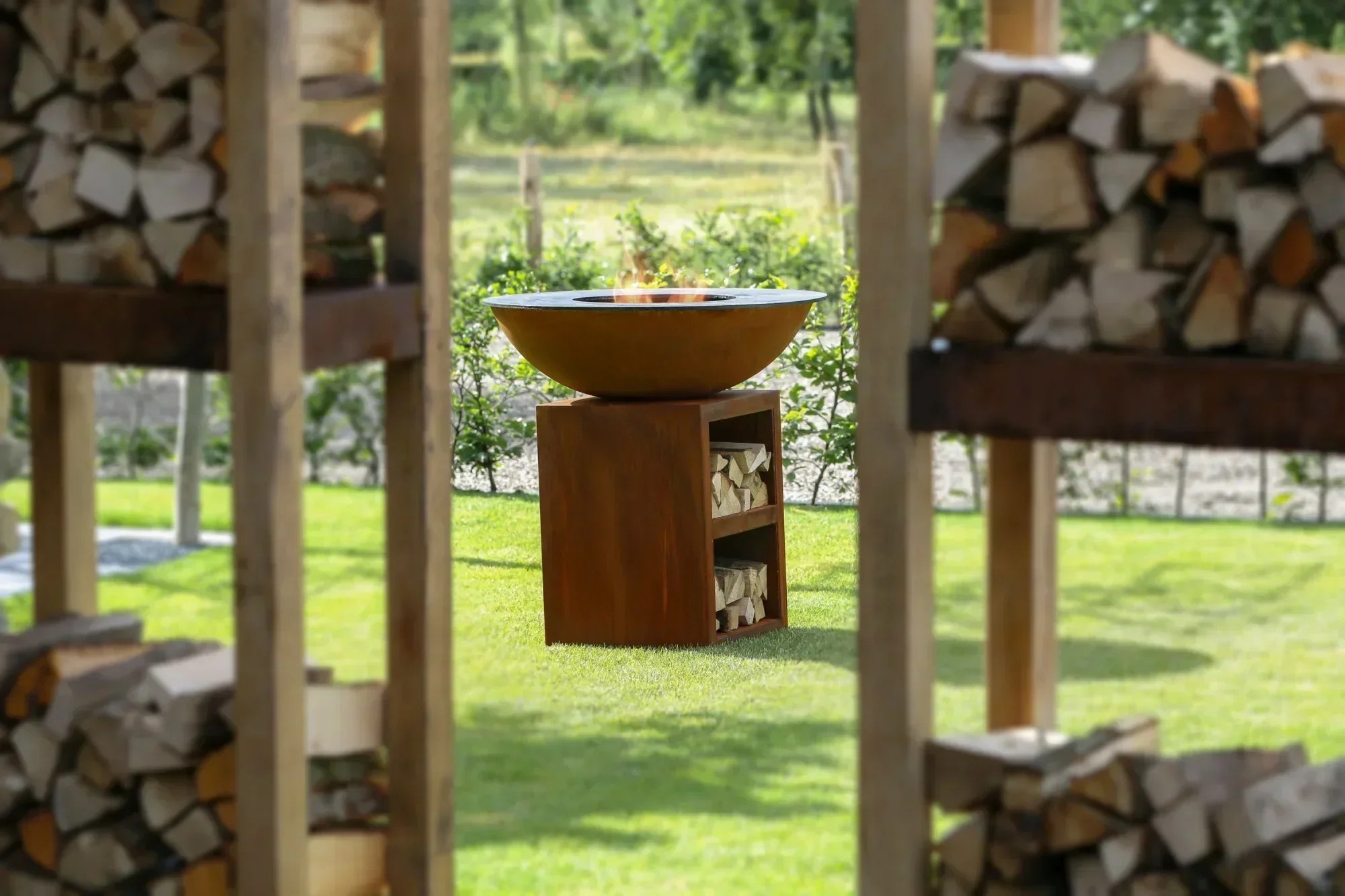 Brasero barbecue en acier corten avec plaque de cuisson sur une terrasse