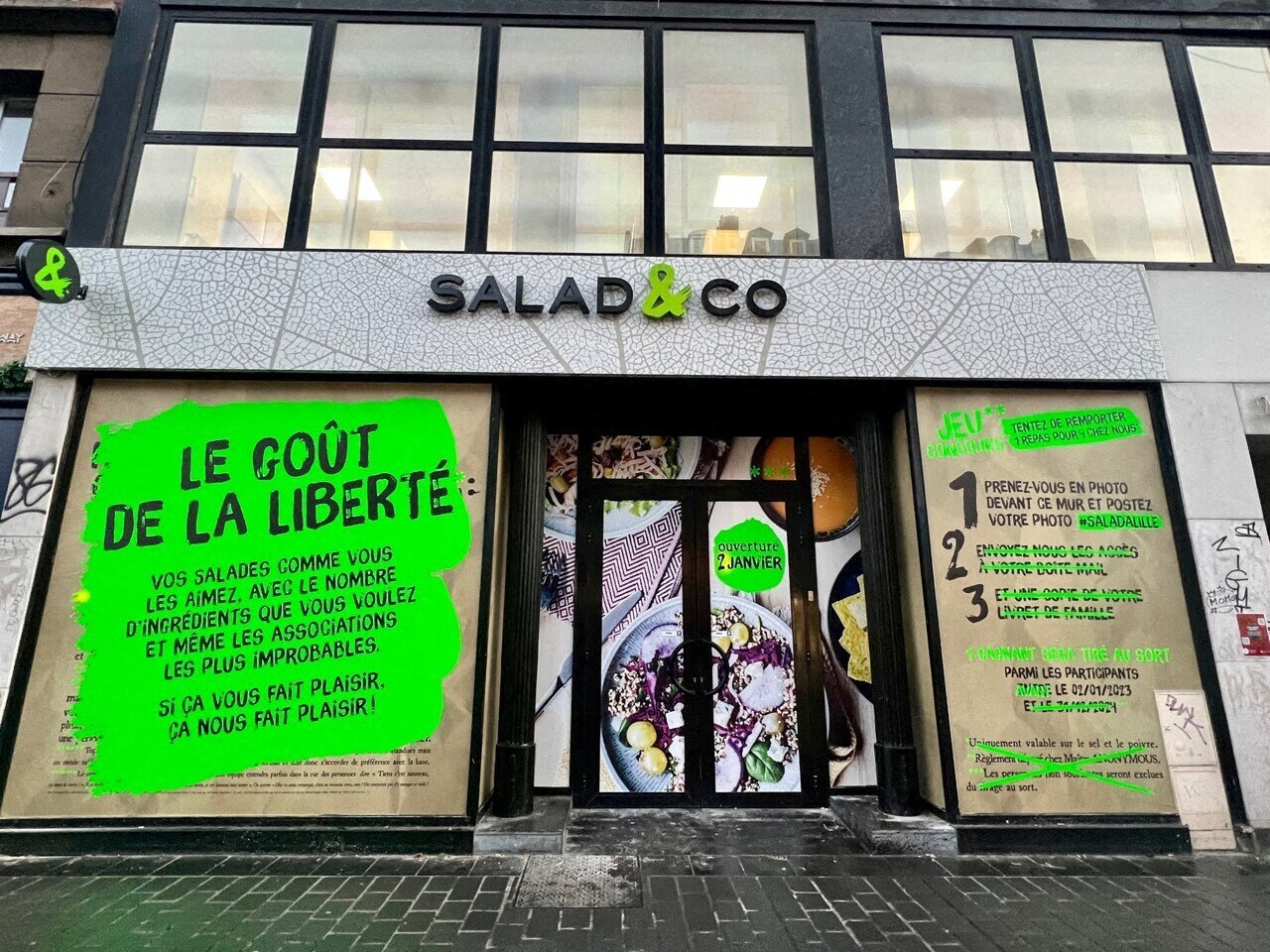 Salade composée colorée servie dans un bol, façon Salad and Co