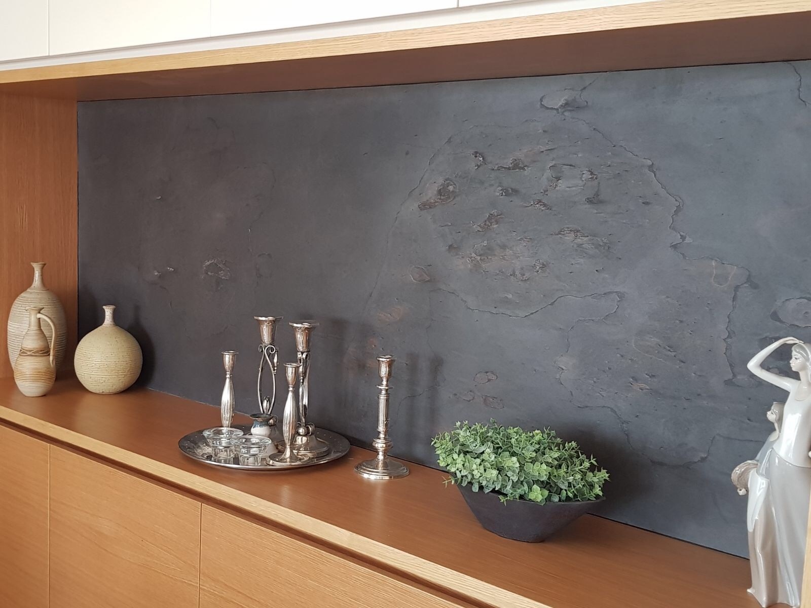 Mur de cuisine habillé d'une feuille de pierre naturelle au dessus d'un plan de travail
